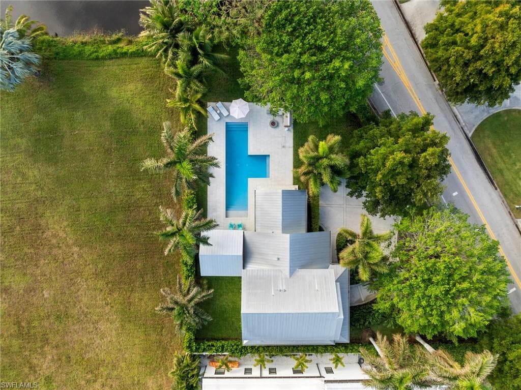 572 7th Ave N, Naples, FL 34102-27