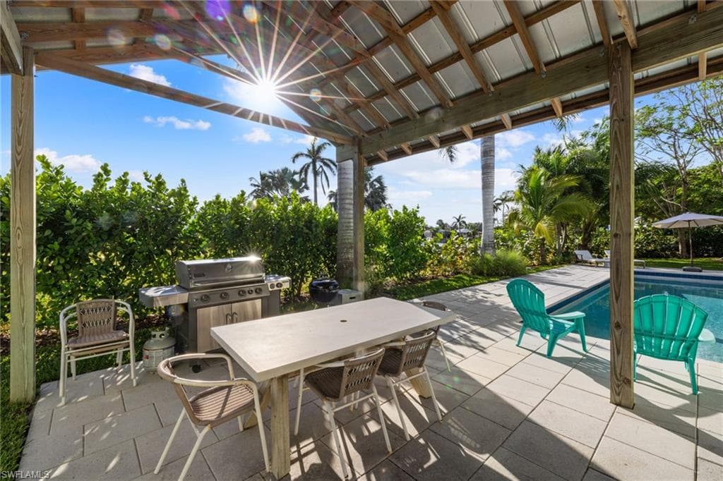 572 7th Ave N, Naples, FL 34102-3