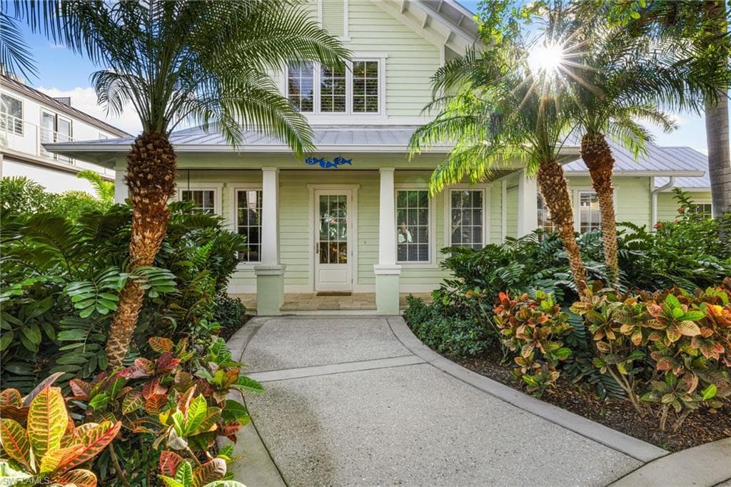572 7th Ave N, Naples, FL 34102-4