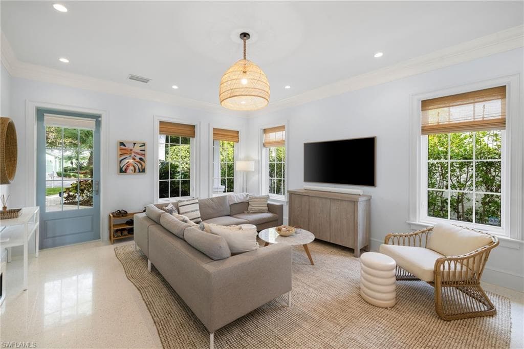 572 7th Ave N, Naples, FL 34102-6