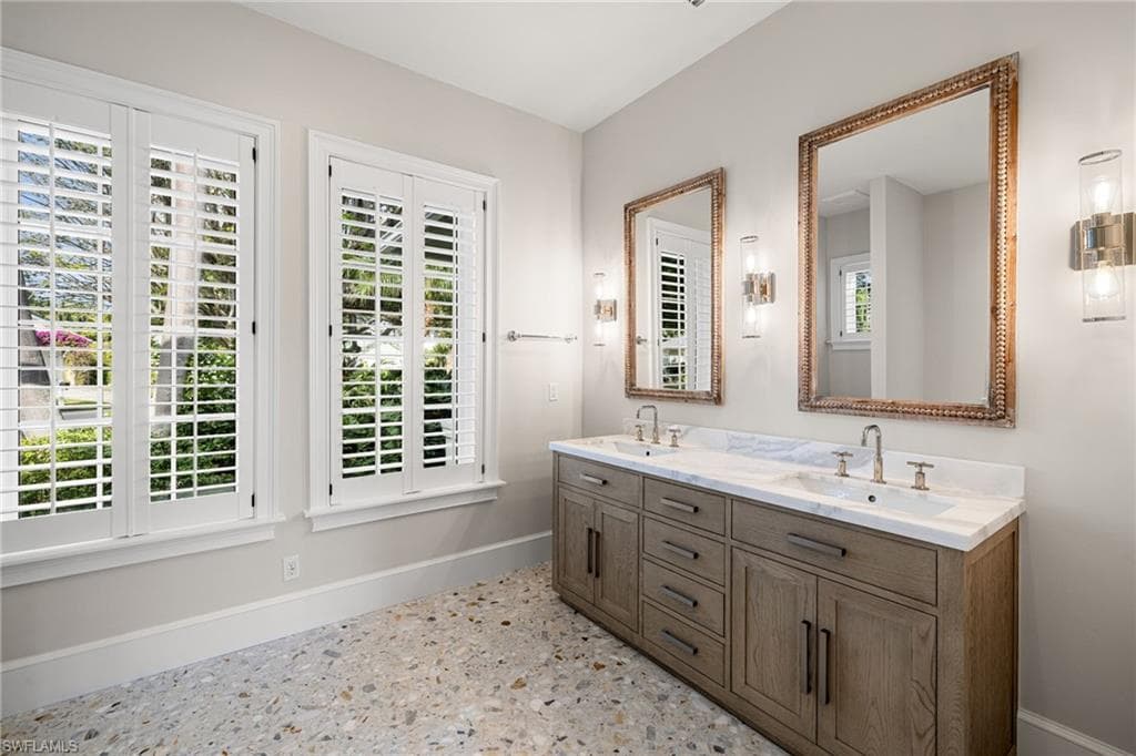 572 7th Ave N, Naples, FL 34102-8