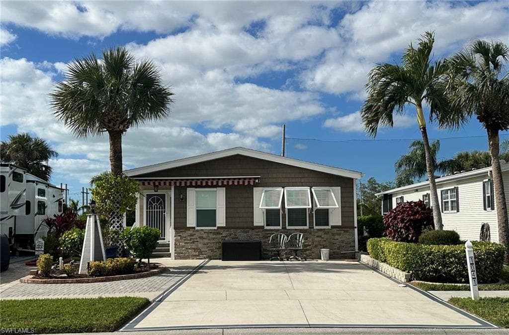 1041 Silver Lakes Blvd, Naples, FL 34114-1