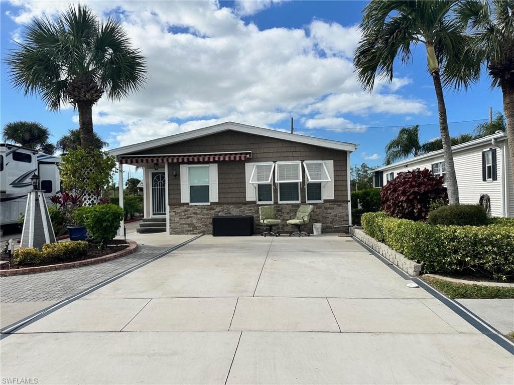 1041 Silver Lakes Blvd, Naples, FL 34114-3