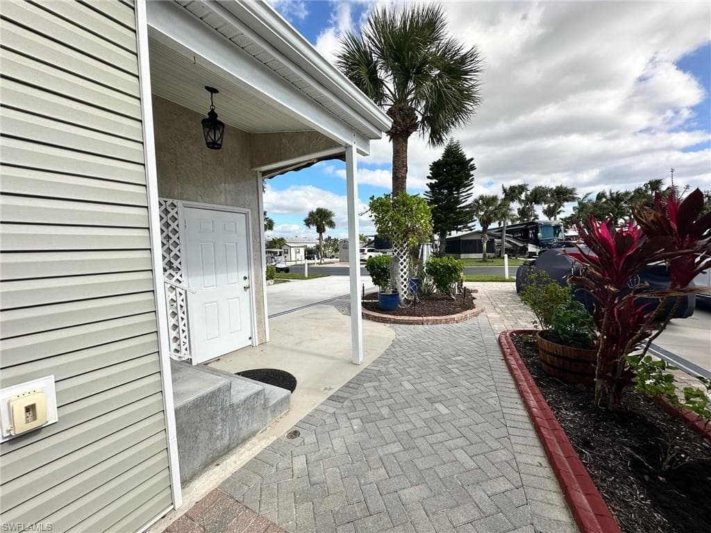 1041 Silver Lakes Blvd, Naples, FL 34114-6