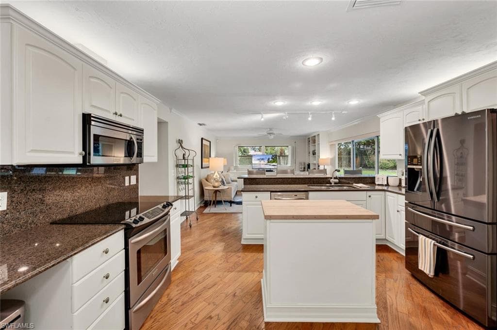 2050 Crayton Rd, Naples, FL 34102-11