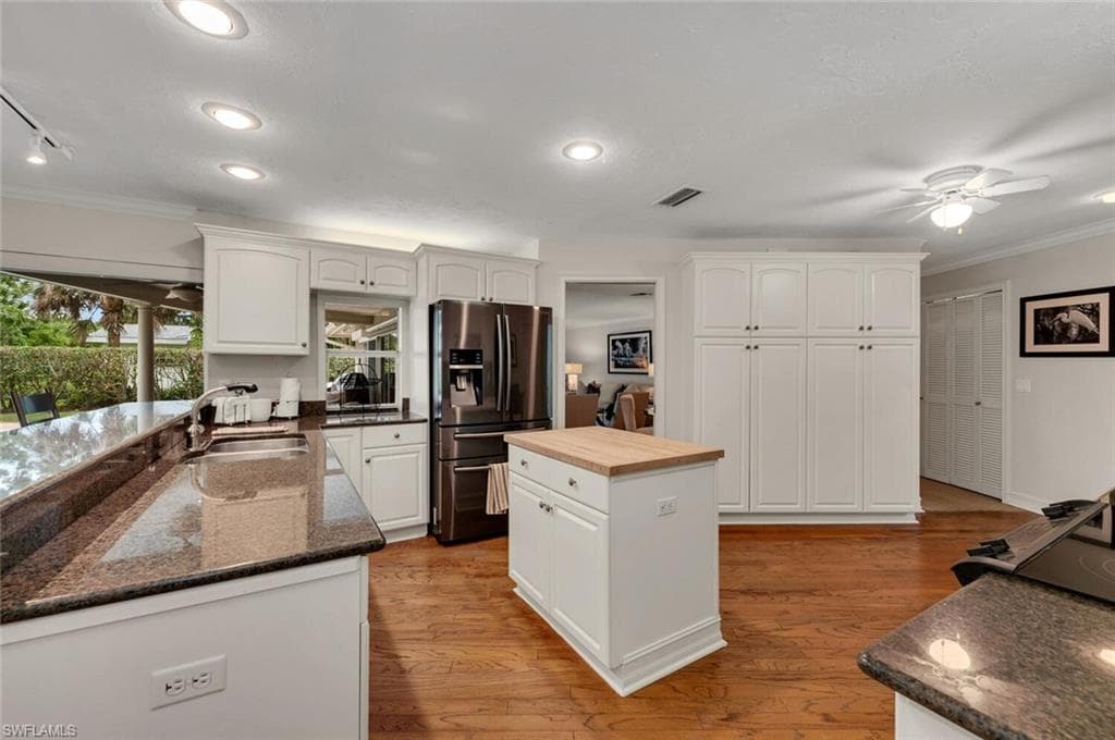 2050 Crayton Rd, Naples, FL 34102-12