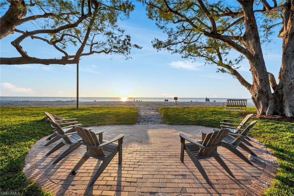 2050 Crayton Rd, Naples, FL 34102-23