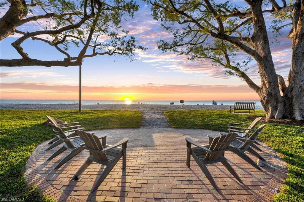 2050 Crayton Rd, Naples, FL 34102-24