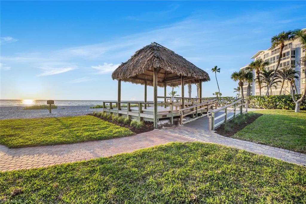2050 Crayton Rd, Naples, FL 34102-25