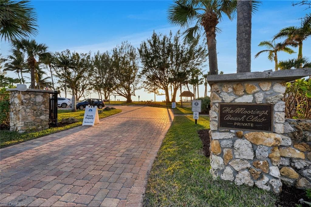 2050 Crayton Rd, Naples, FL 34102-26