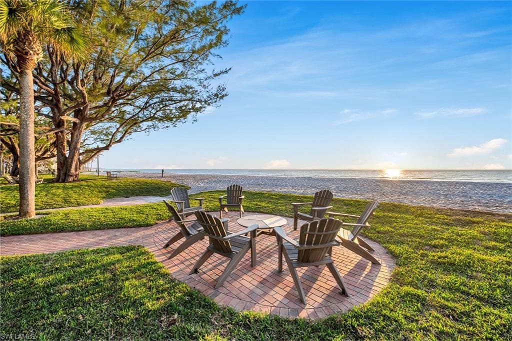2050 Crayton Rd, Naples, FL 34102-27