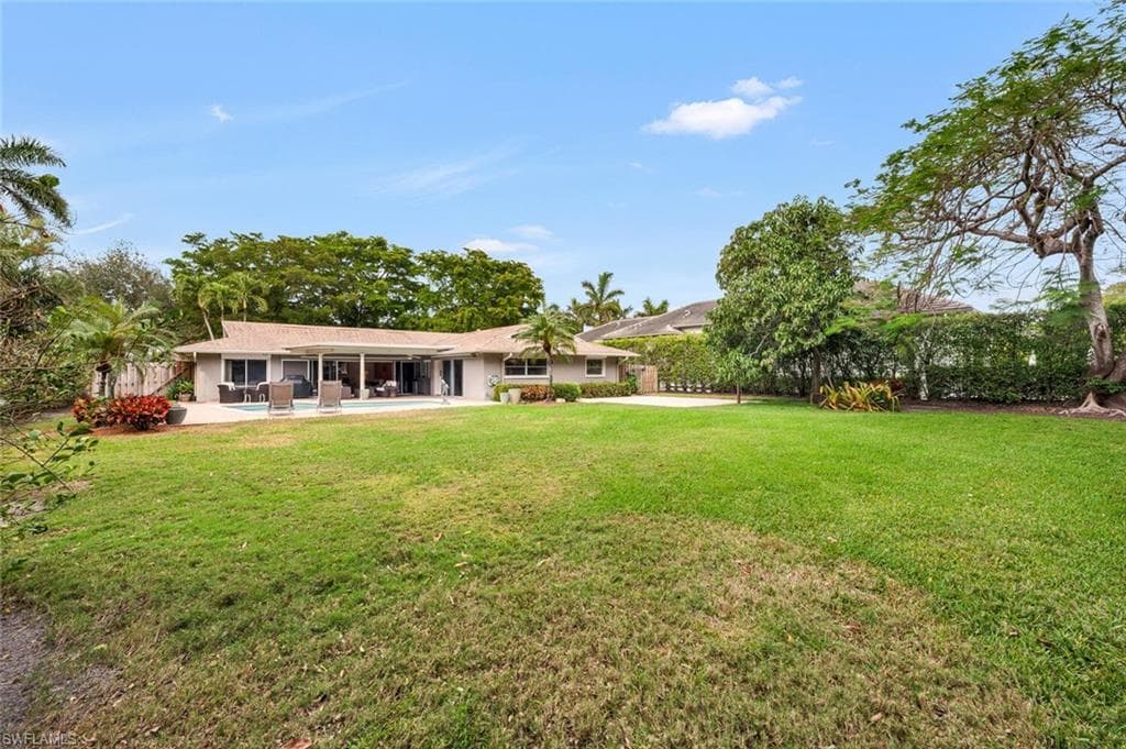 2050 Crayton Rd, Naples, FL 34102-3