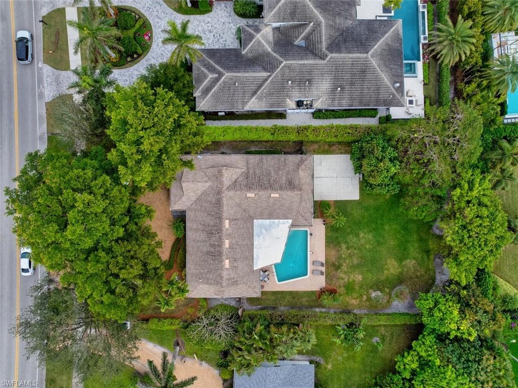 2050 Crayton Rd, Naples, FL 34102-4