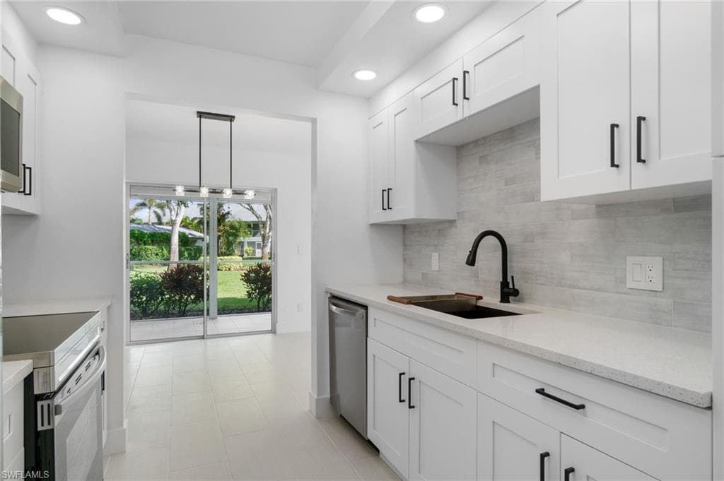 2106 Tama Cir 102, Naples, FL 34112-1