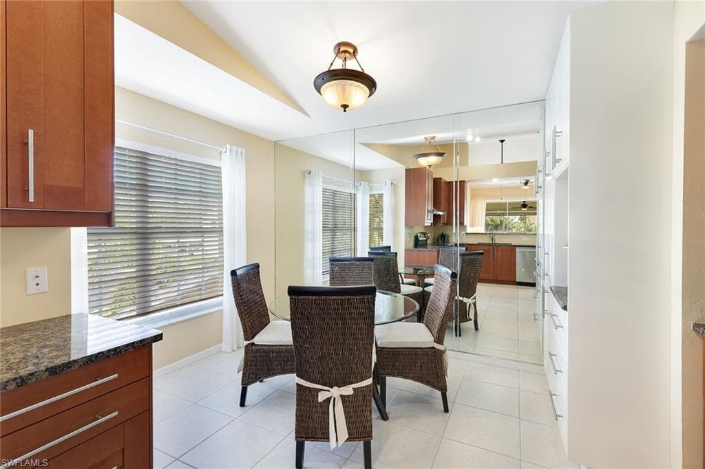 752 Wiggins Lake Dr 202, Naples, FL 34110-9