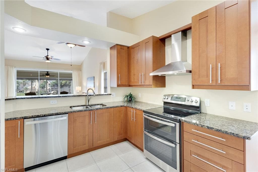 752 Wiggins Lake Dr 202, Naples, FL 34110-18