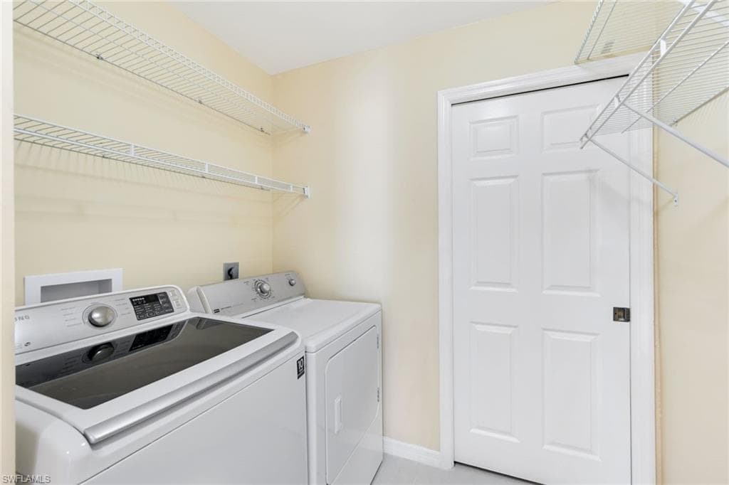 752 Wiggins Lake Dr 202, Naples, FL 34110-21