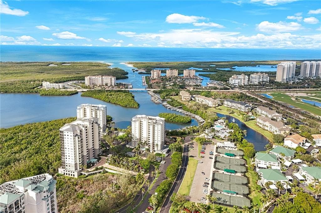 752 Wiggins Lake Dr 202, Naples, FL 34110-25