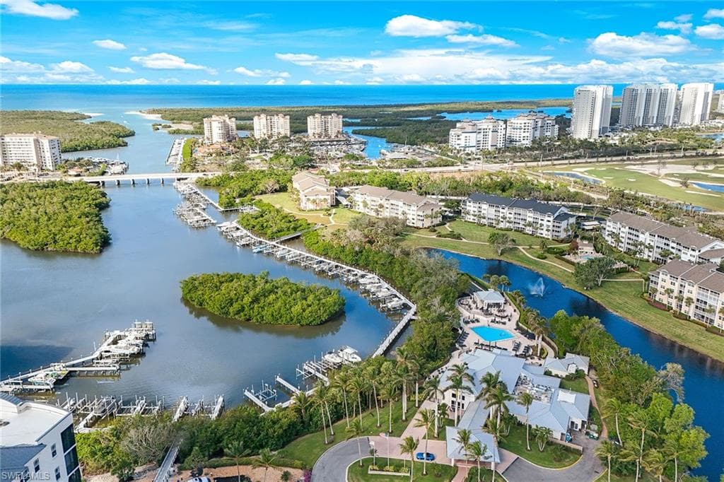 752 Wiggins Lake Dr 202, Naples, FL 34110-26