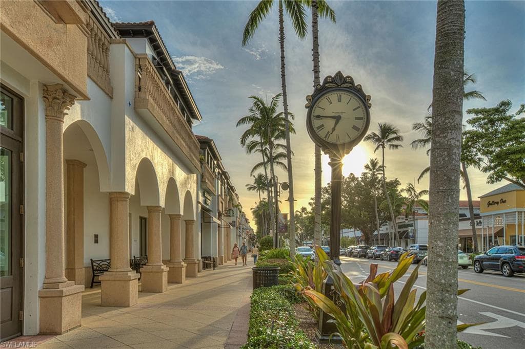 752 Wiggins Lake Dr 202, Naples, FL 34110-35