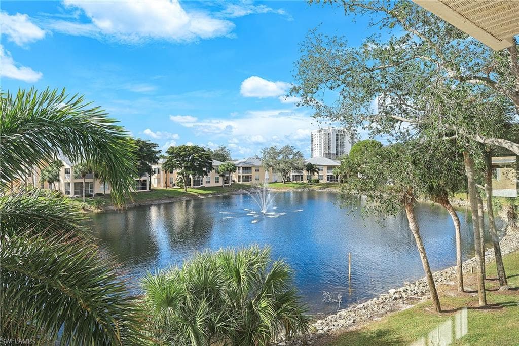 752 Wiggins Lake Dr 202, Naples, FL 34110-6
