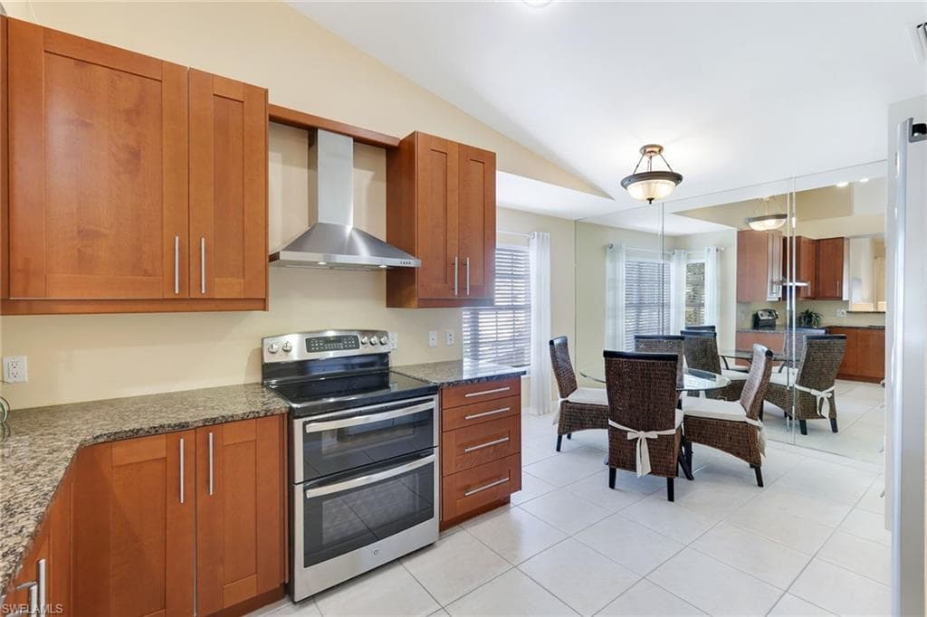 752 Wiggins Lake Dr 202, Naples, FL 34110-8
