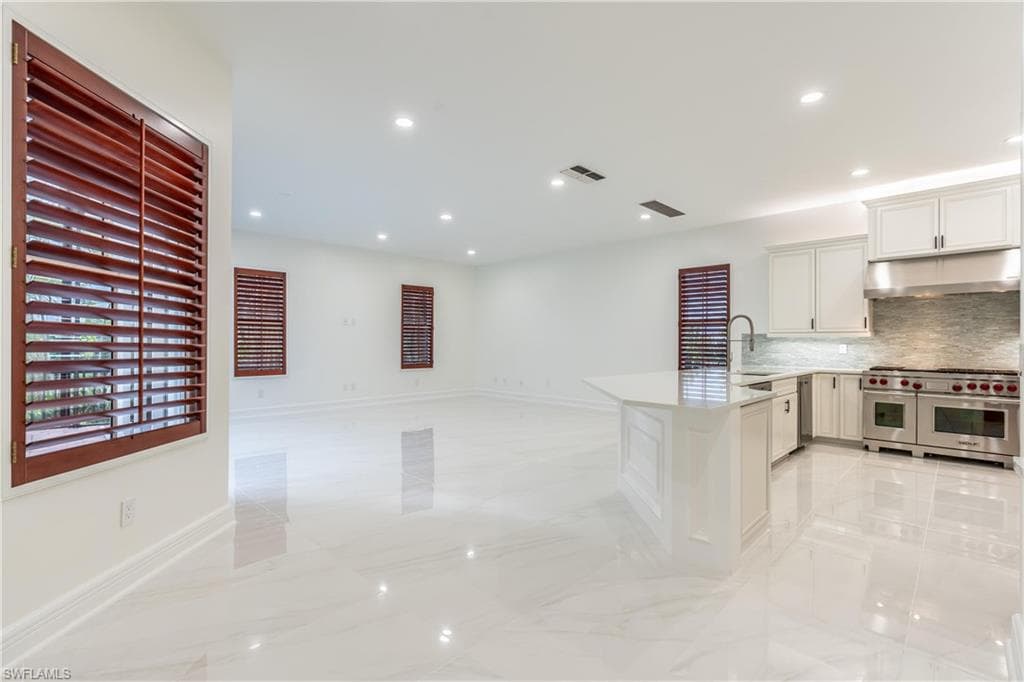 1160 8th St S, Naples, FL 34102-14