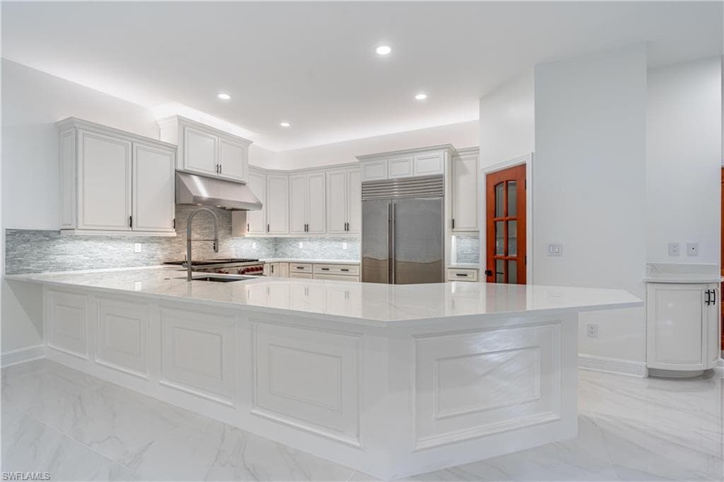 1160 8th St S, Naples, FL 34102-16
