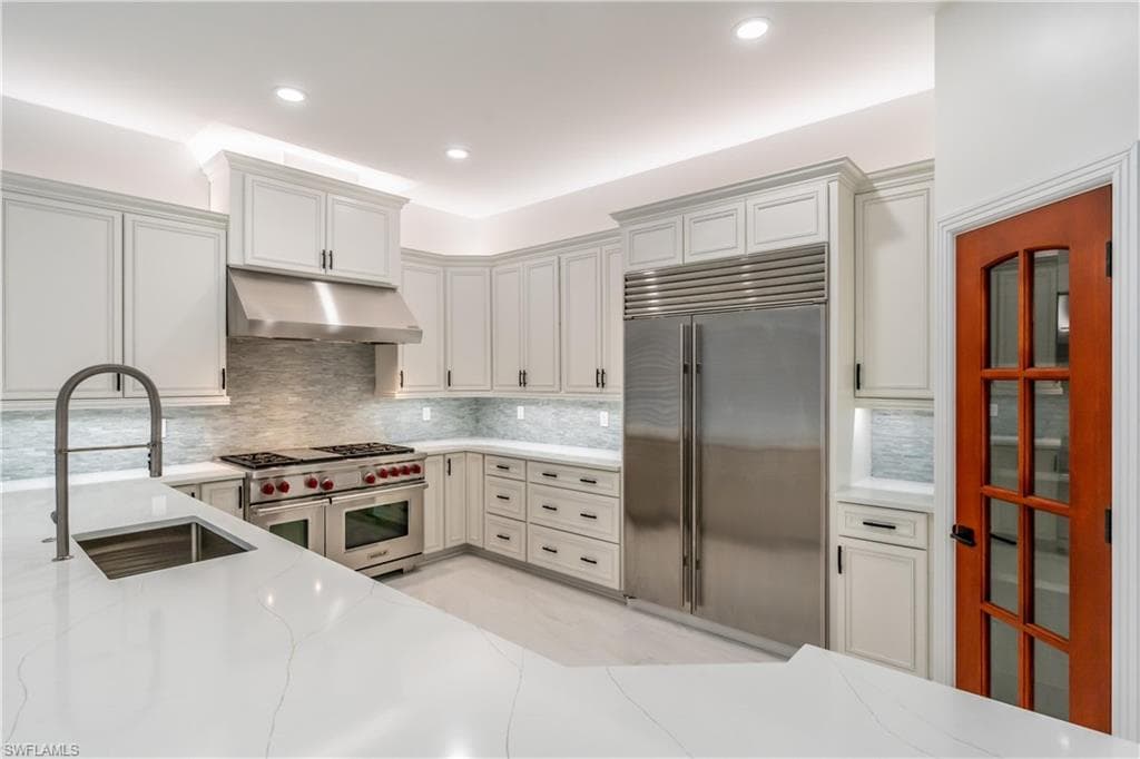 1160 8th St S, Naples, FL 34102-18