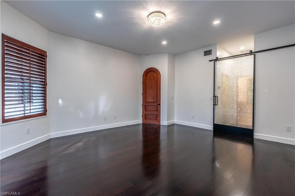 1160 8th St S, Naples, FL 34102-25