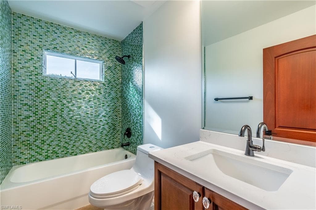 1160 8th St S, Naples, FL 34102-35