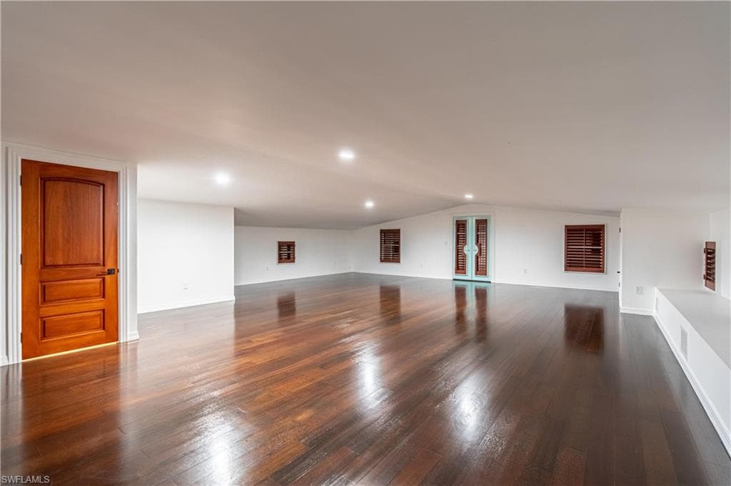 1160 8th St S, Naples, FL 34102-39