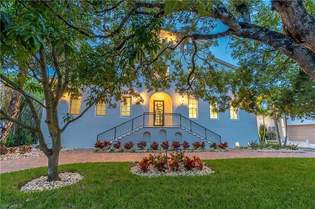 1160 8th St S, Naples, FL 34102-4
