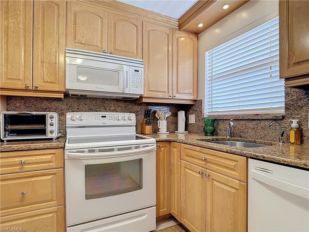 170 Turtle Lake Ct 211, Naples, FL 34105-1