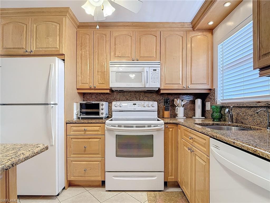 170 Turtle Lake Ct 211, Naples, FL 34105-3