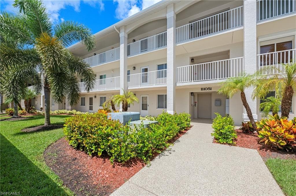 1051 Eastham Way B-204, Naples, FL 34104-19