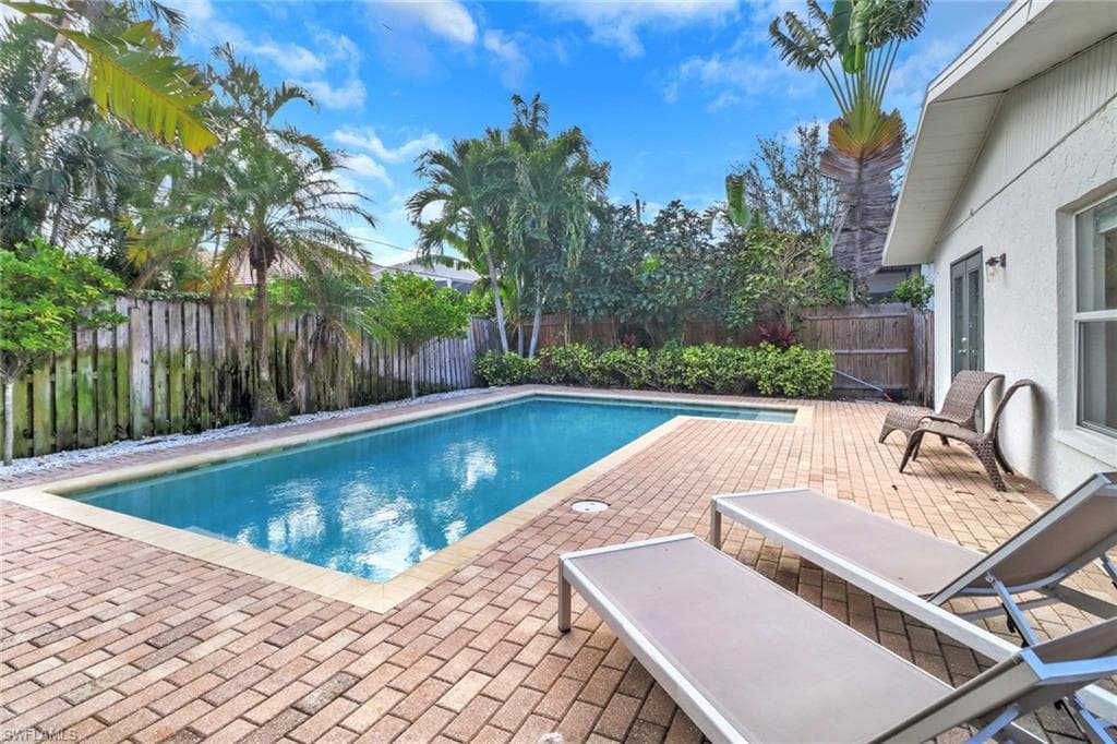 758 93rd Ave N, Naples, FL 34108-2