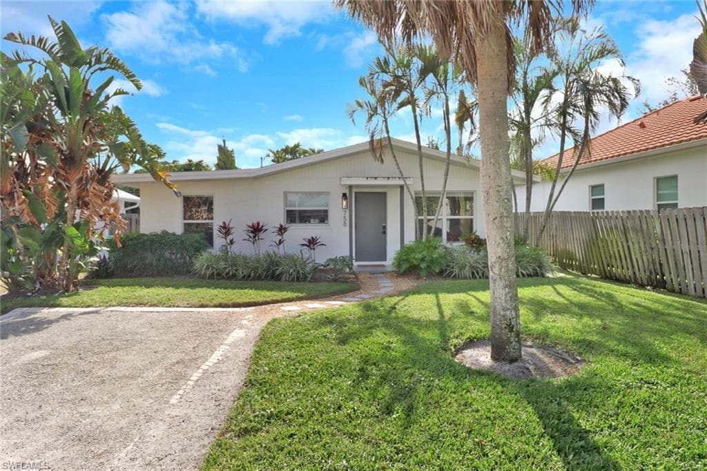 758 93rd Ave N, Naples, FL 34108-3