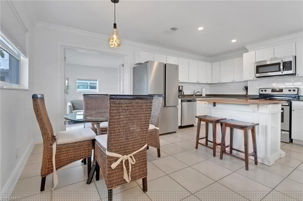 758 93rd Ave N, Naples, FL 34108-5