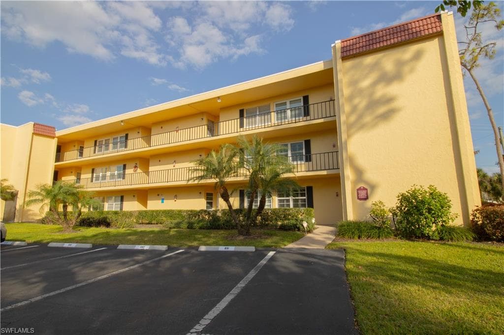 1085 Forest Lakes Dr 8108, Naples, FL 34105-1