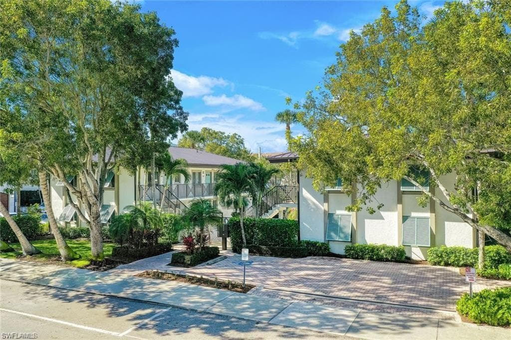 480 5th St S 105, Naples, FL 34102-3