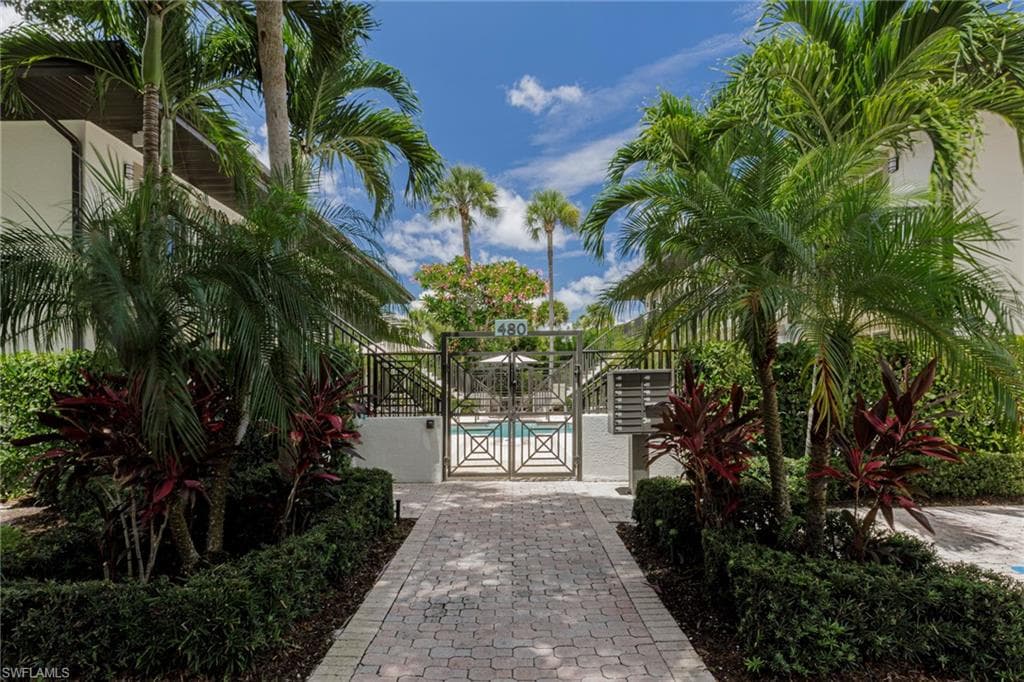 480 5th St S 105, Naples, FL 34102-4