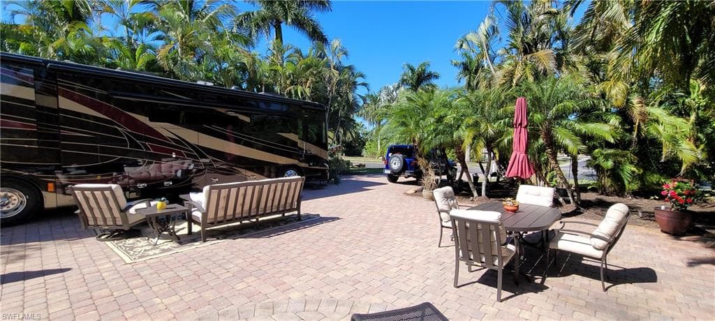 4956 Coach Ln, Naples, FL 34114-1