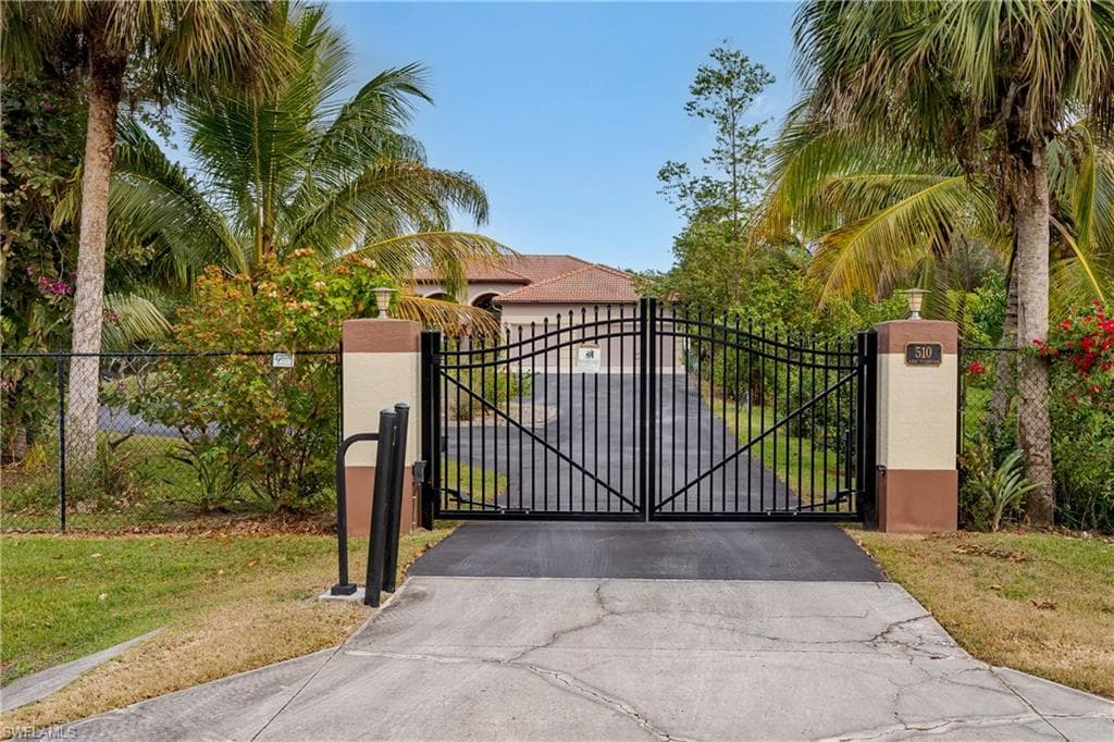 510 13th St NW, Naples, FL 34120-33