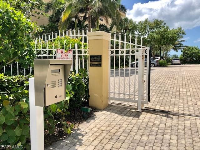 9577 Gulf Shore Dr 304, Naples, FL 34108-20