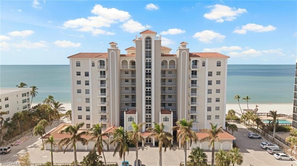 9577 Gulf Shore Dr 304, Naples, FL 34108-1
