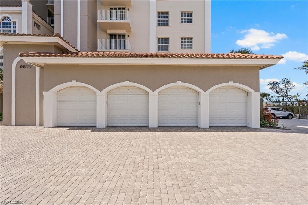 9577 Gulf Shore Dr 304, Naples, FL 34108-2