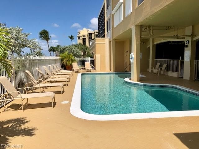 9577 Gulf Shore Dr 304, Naples, FL 34108-5