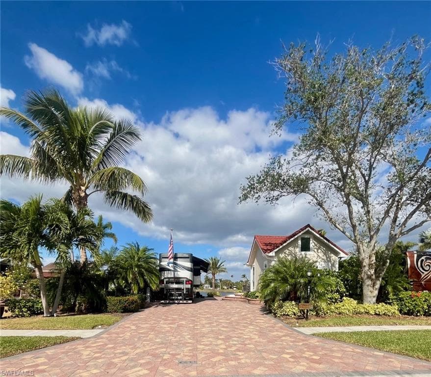 4601 Southern Breeze Dr, Naples, FL 34114-1