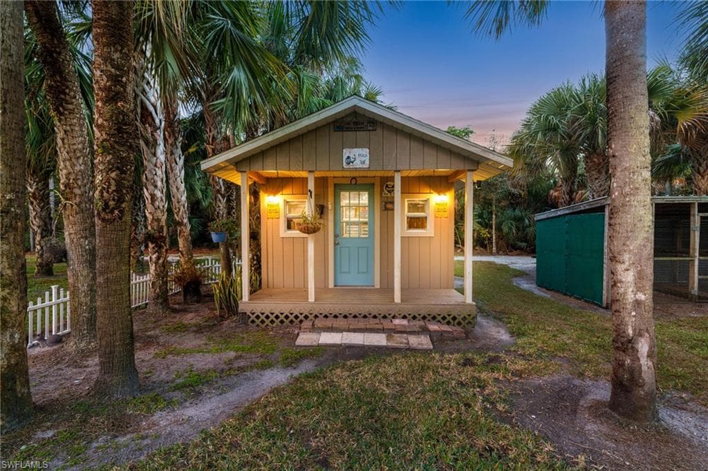 711 12th St NE, Naples, FL 34120-31